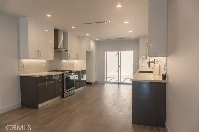 Building Photo - 6850 Encino Ave