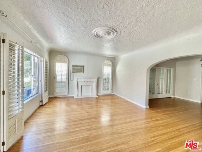 Building Photo - 227 N Swall Dr