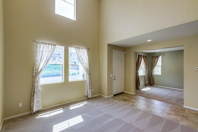 Building Photo - Beautiful Sky Ranch home with Spectacular Views!