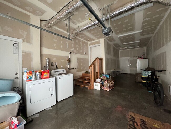 Building Photo - 6 Bed 5 Bath House Newer Updated Near Happy Valley, Fairhaven, WWU