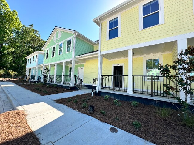 Building Photo - 300 Gardenview Ln