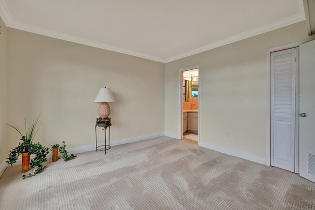 Building Photo - 2727 Yacht Club Blvd