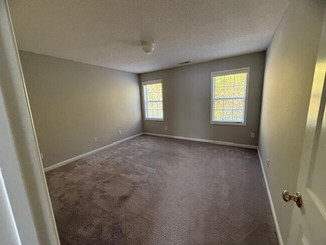 Building Photo - 500 Misty Groves Cir