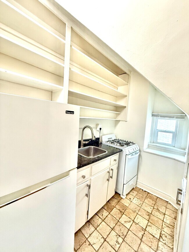Building Photo - Top floor Studio Apartment in Capitol Hill! Available NOW!