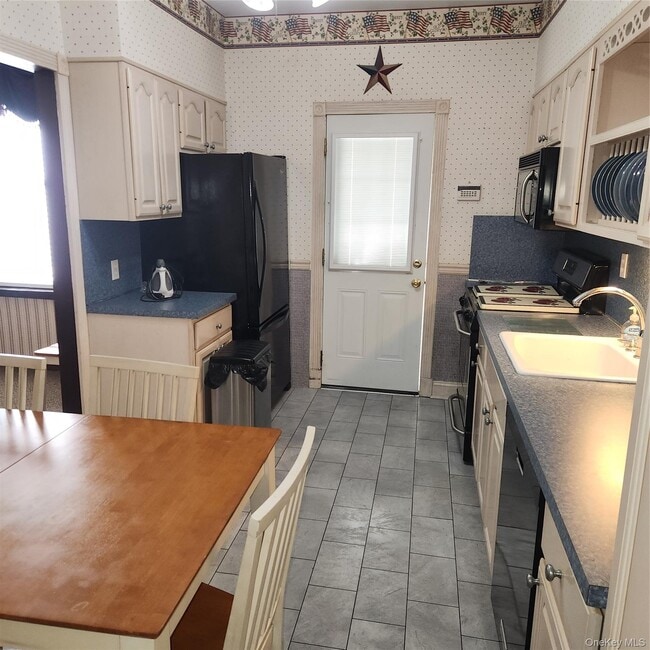 Building Photo - 77-16 78th St