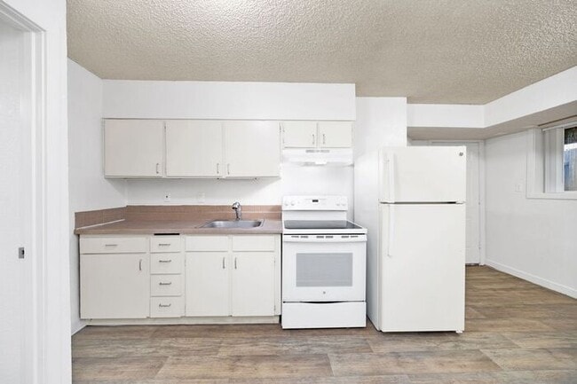 Building Photo - FIRST MONTHS RENT FREE! 2 bedroom 1 bath!!