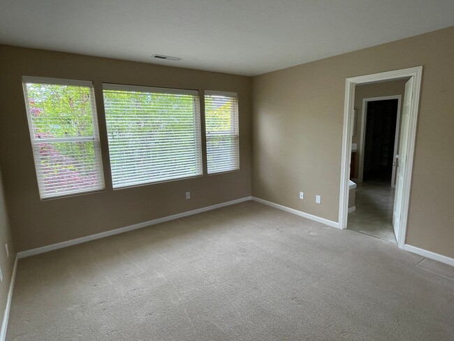 Building Photo - Large Beautiful 4 Bed, 2.5 Bath House!