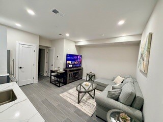 Building Photo - 824 18th St NE