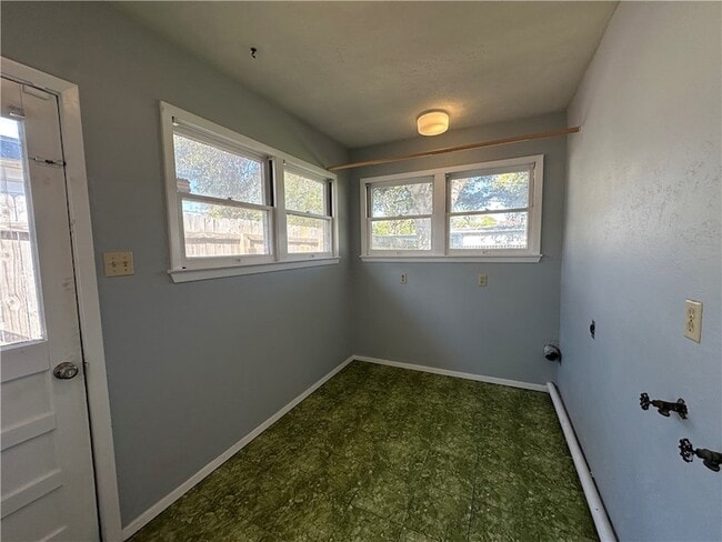 Building Photo - 117 Holly Dr