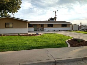 Building Photo - Large family home in Panorama area, near Bakersfield College!