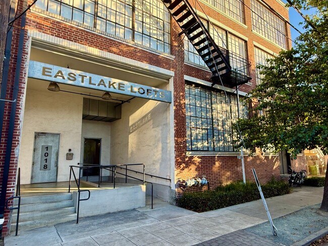 Building Photo - Lake Merrit’s Desirable East Lake Loft! Sp...