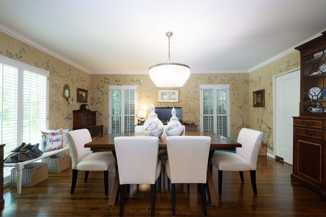 Building Photo - Classic Colonial home in the heart of pres...