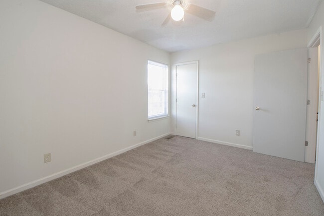 Building Photo - 2000 Tynewood Dr