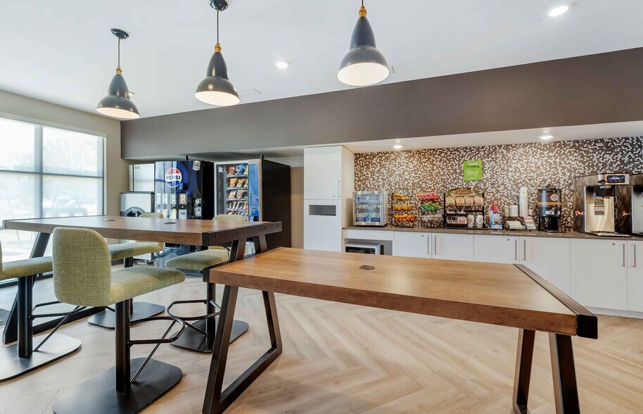 Building Photo - Furnished Studio-Phoenix - Chandler - Airport