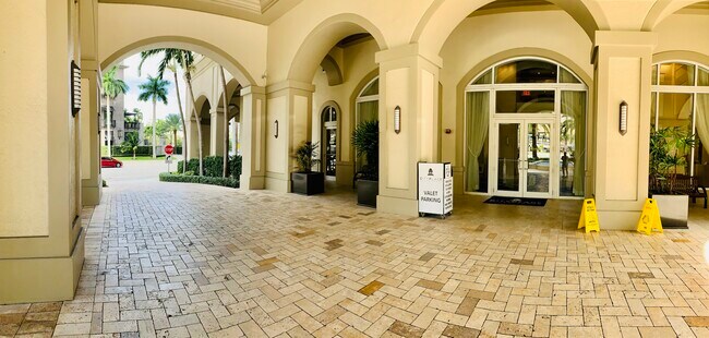 Lobby - Valet - 550 Okeechobee Blvd