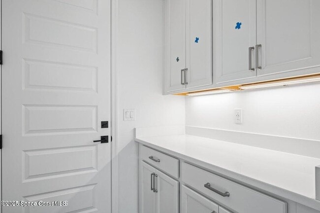 Building Photo - 2737 Kamin Dr
