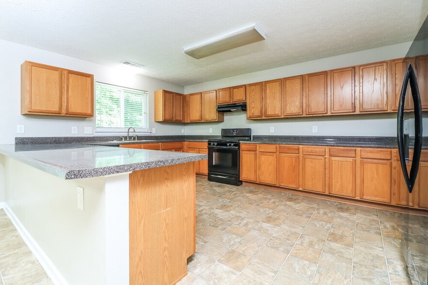 Building Photo - 130 Sugar Berry Pl