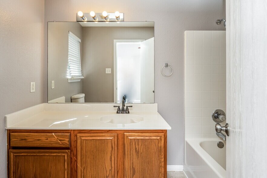 Building Photo - 2504 Castle Ridge Dr