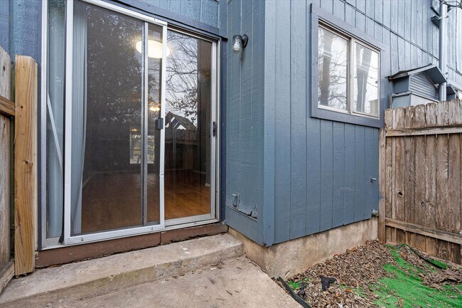 Building Photo - Perfectly Located Townhome in South Austin
