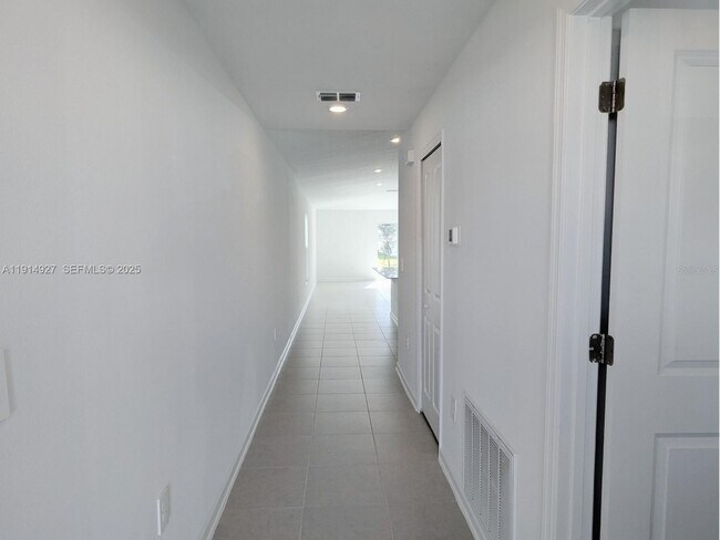 Building Photo - 2175 Chris Dr