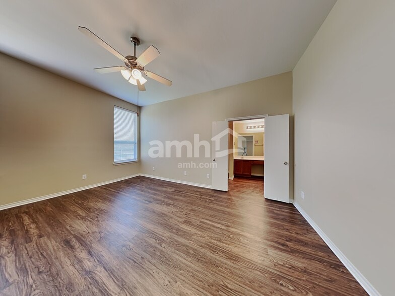 Building Photo - 3013 Lake Side Dr