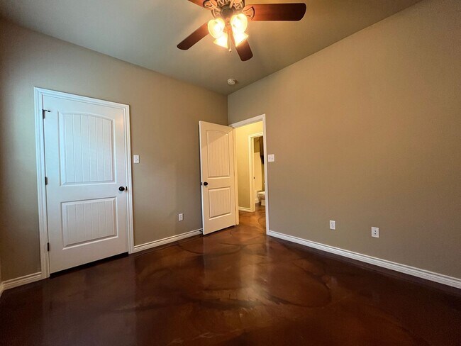 Building Photo - 4 Bedroom Single Family Home:  Available Now!