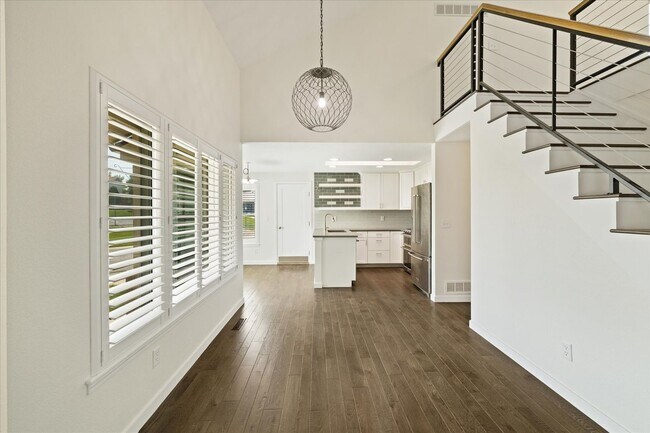 Building Photo - Amazing 4 bedroom, 3 bath home right by St...