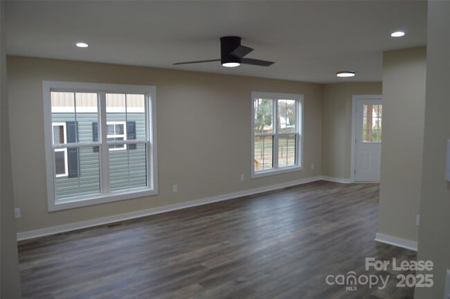 Building Photo - 620 W Bell St