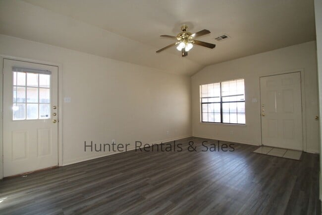 Building Photo - 5203 Daybreak Dr
