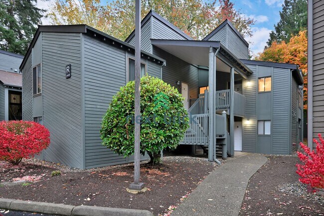 Primary Photo - Beautifully Spacious Top-Floor Condo in the Heart of Juanita!