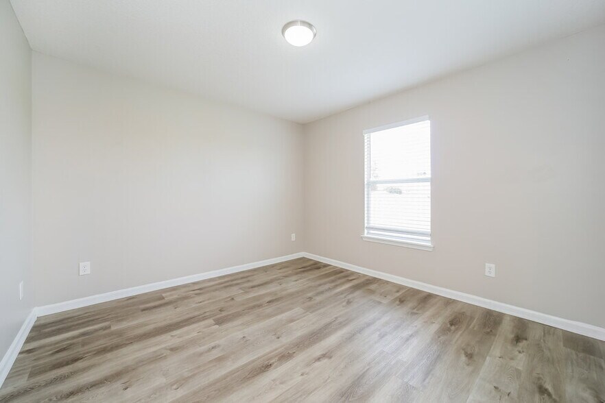Building Photo - 2452 Royal Pointe Dr