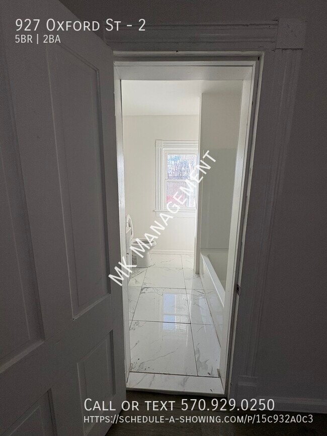 Building Photo - 927 Oxford St