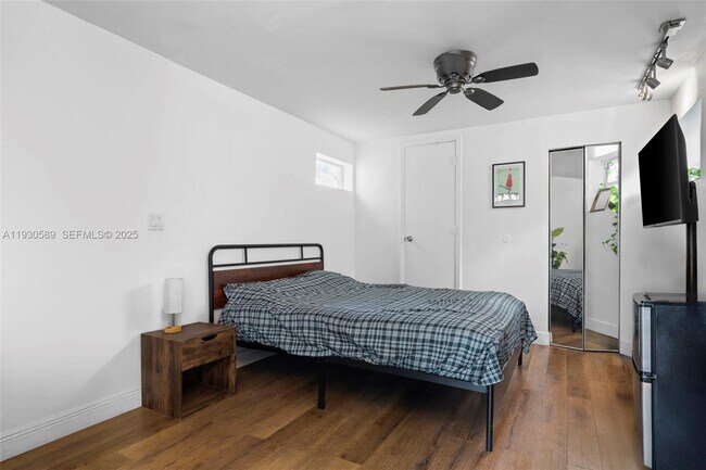 Building Photo - 555 NE 73rd St