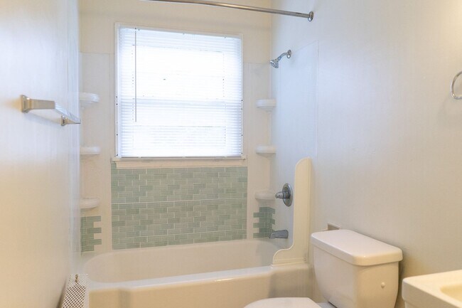 Building Photo - Finally, a Place That’s All Yours — Cozy Downtown 1bd/1bth Awaits!