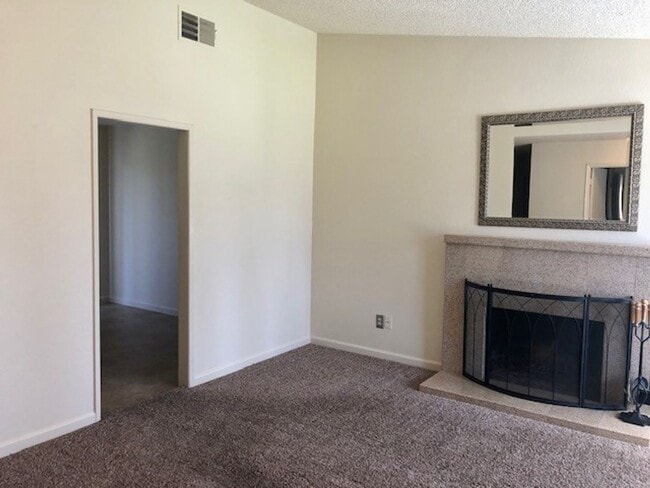 Building Photo - Cute and Sunny 3 Bedroom, 2 Bathroom Home