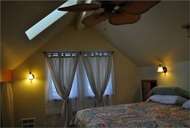 Building Photo - ***PENDING APPLICATION***Location! Location! Your fully furnished Cairn Cottage is located in Cou...