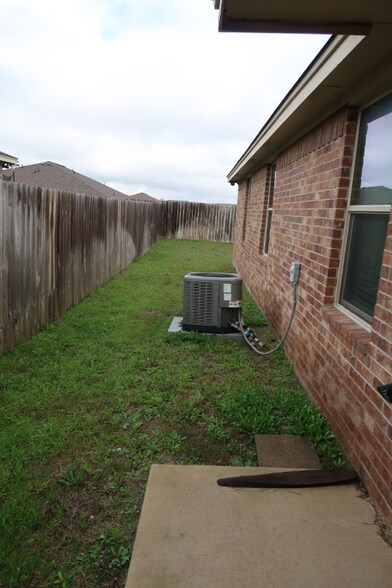 Building Photo - 1209 Vanguard Ln
