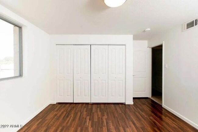 Building Photo - 334 W Medlock Dr