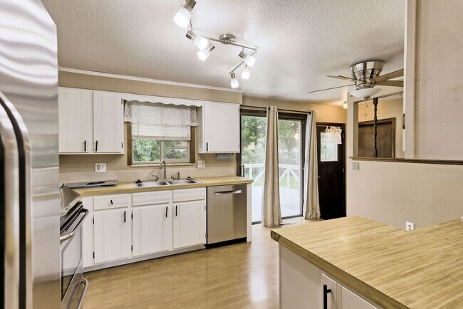 Building Photo - 2 Bedroom Ranch in Loveland with finished ...