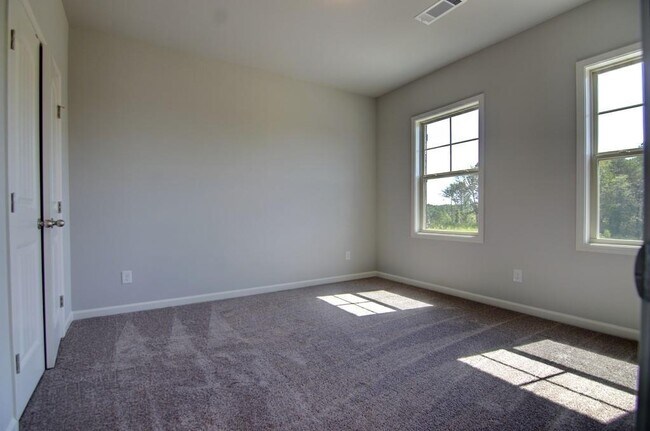 Building Photo - 7731 Silk Tree Pointe