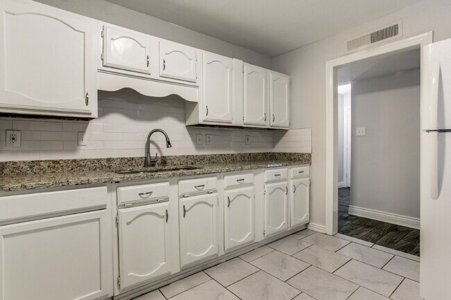 Building Photo - Beautiful 3-Bedroom Home Near Dining and Shopping with Spacious Backyard