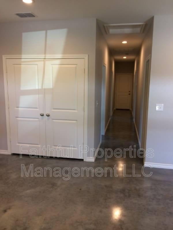 Building Photo - 19568 Fonda St E