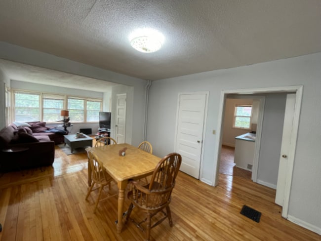 Building Photo - 2529 Pleasant Ave