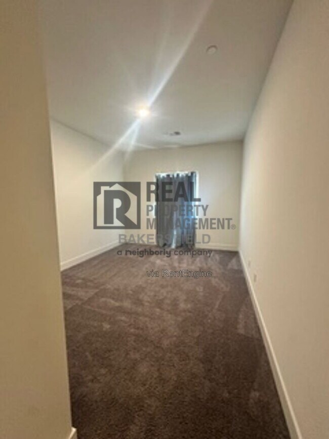 Building Photo - 823 Brookline Ln