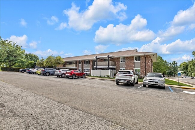 Building Photo - 1616 Old Country Rd