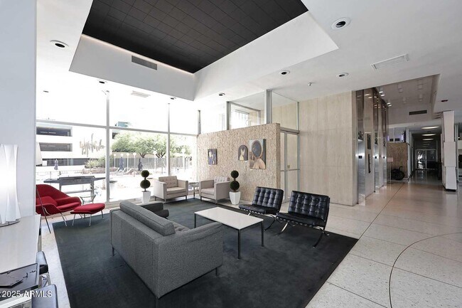 Building Photo - 207 W Clarendon Ave