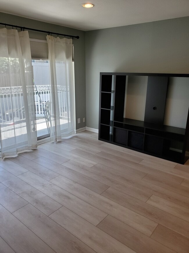 Building Photo - ENCHANTING 1 Bd/1 Ba Ground Floor Unit w/O...