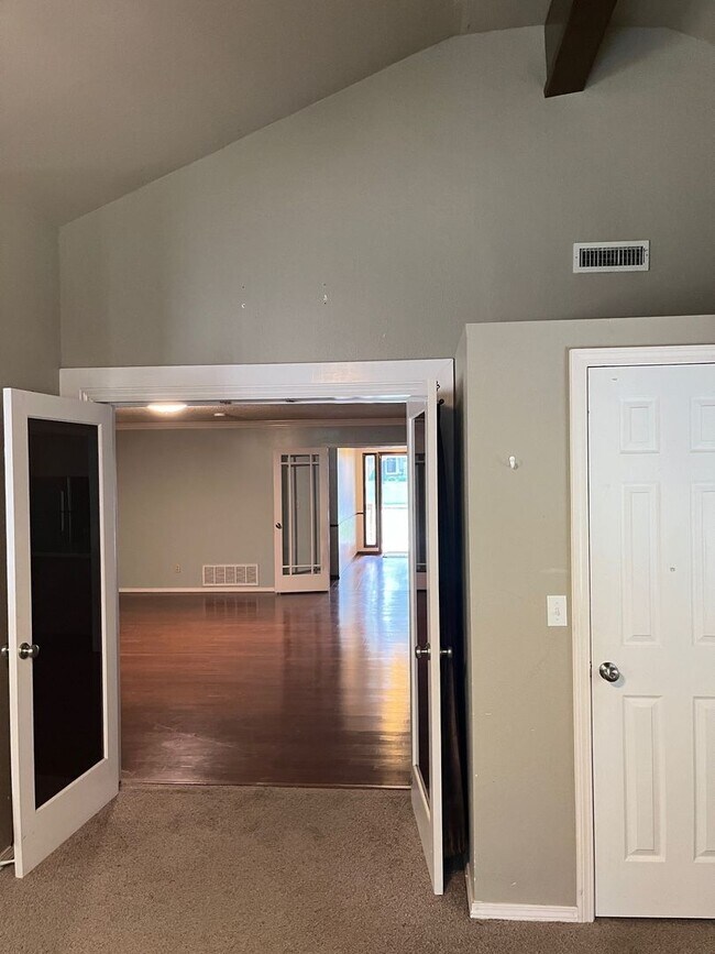 Building Photo - 4 bedrooms and 2 bath home, mature neighborhood, garage, well built and clean