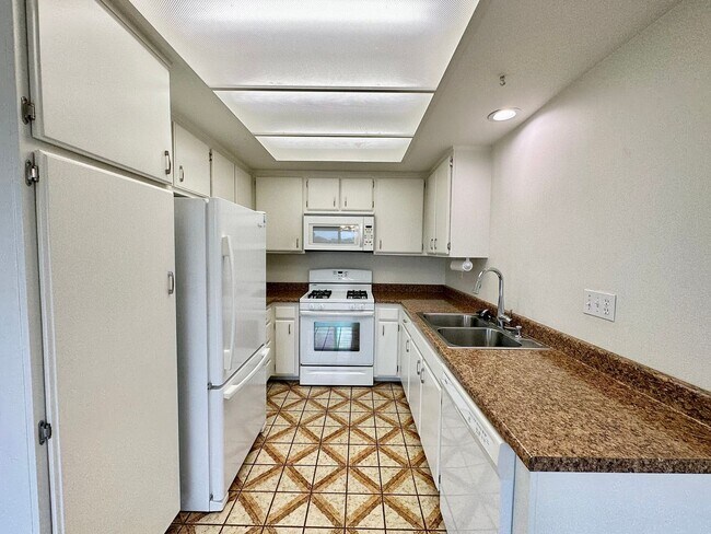 Building Photo - Oxnard Dunes | 2 Bedroom + 2 Bath Duplex -...