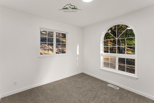 Building Photo - 4 bedroom 2.5 bathroom home with Panoramic views!